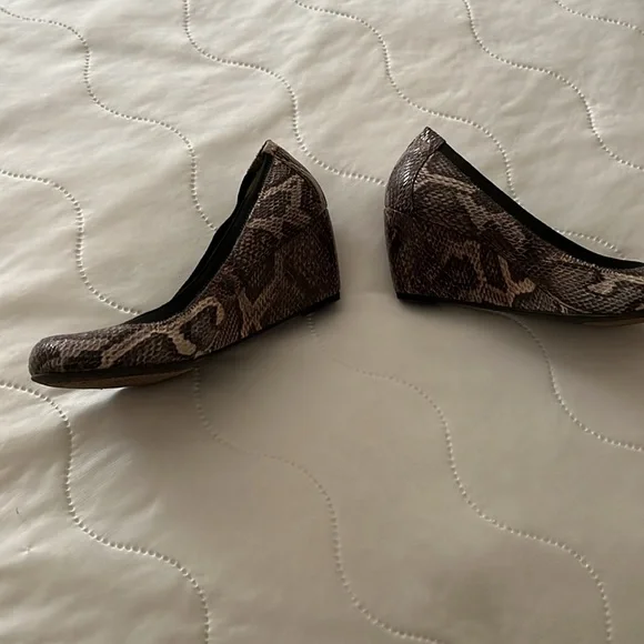 BCBG Paris wedged heel shoes W round toes snake print sz 8 in good condition - Picture 3 of 7